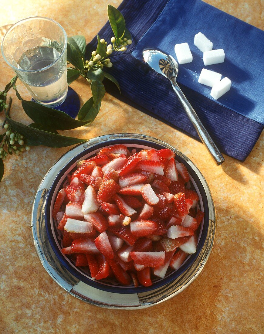 Gezuckerte Erdbeeren mit Orangenblütenessenz