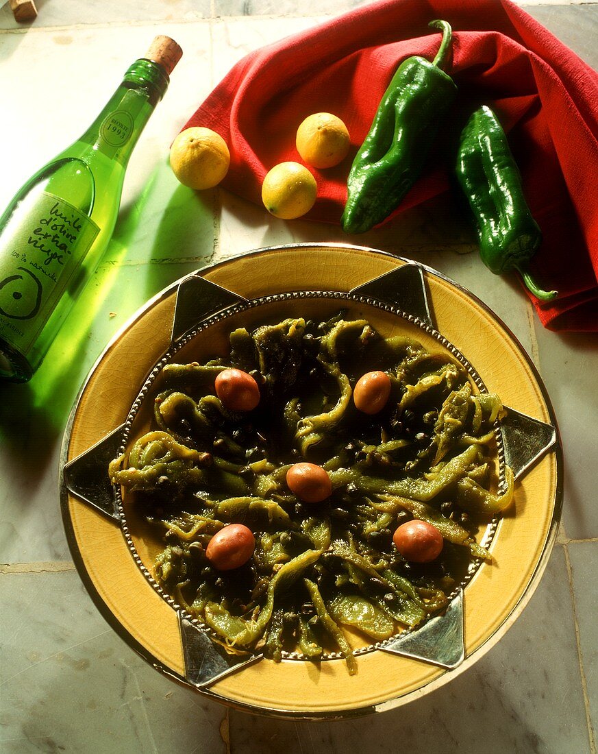 Salat aus gegrillten grünen Paprikaschoten, Kapern und Oliven