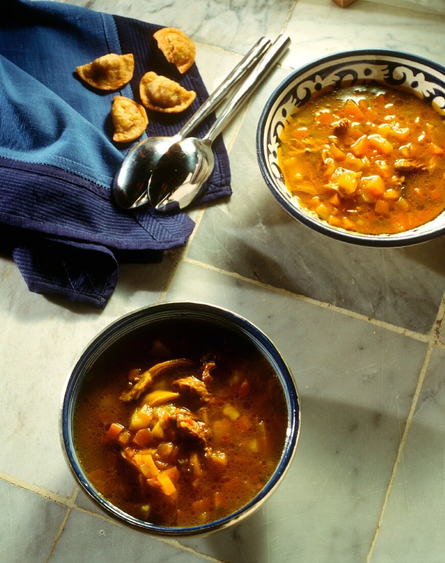 Suppe mit Teigtäschchen, Fleisch und Gemüse (Tunesien)