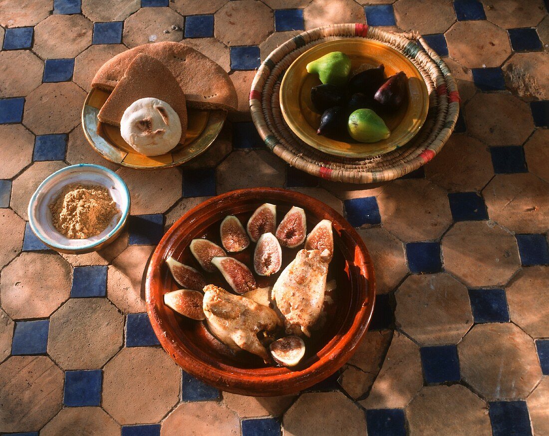 Stubenküken mit frischen Feigen und Brot (Marokko)