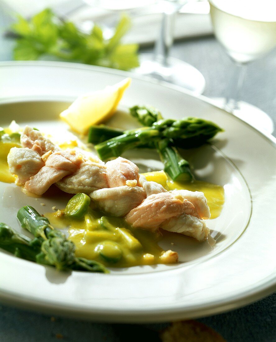 Pesce di lago con salsa d'asparagi (fish with asparagus sauce)