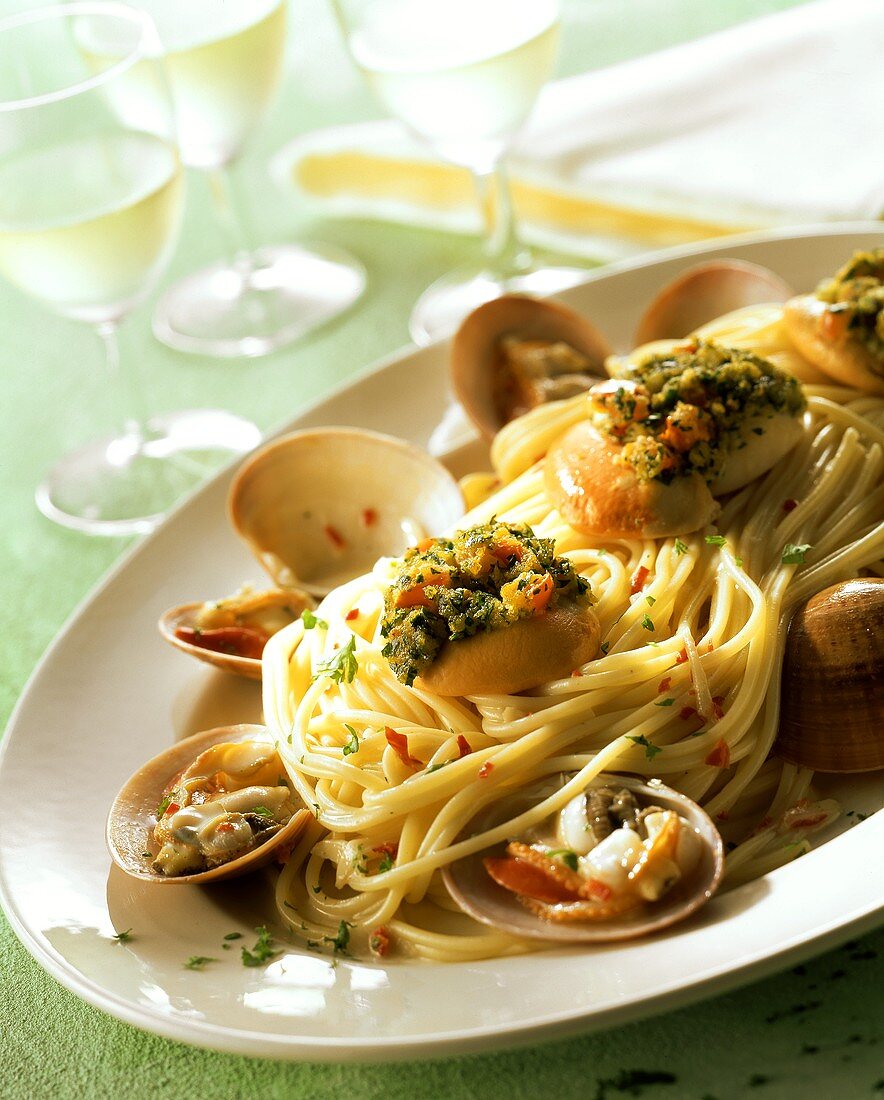 Pasta con caparazzoli e capesante (spaghetti with shellfish)