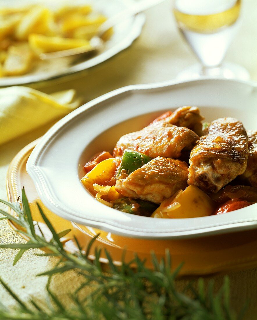 Pollo e peperoni (Geschmortes Hähnchen mit Paprikagemüse)