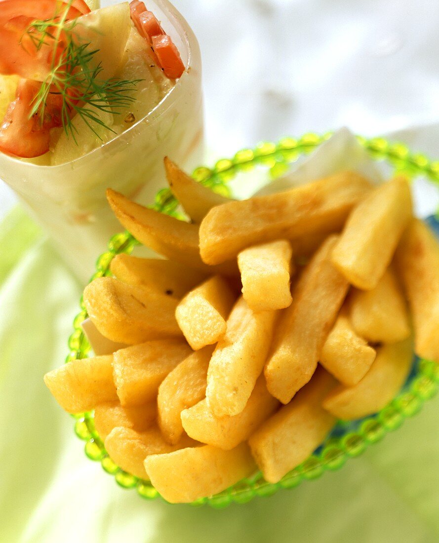 Chips with tomato and cucumber salad