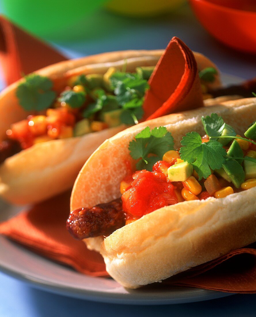 Hot Dogs auf mexikanische Art mit Chorizo, Mais und Avocado