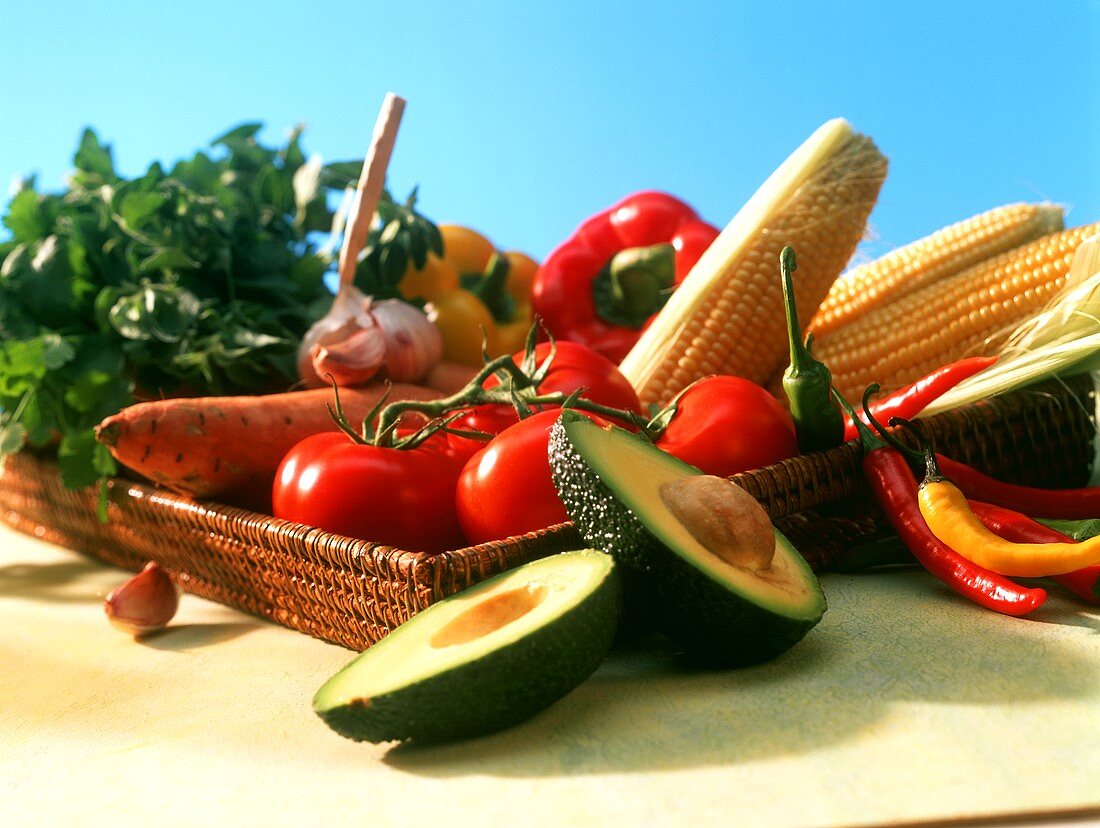 Stillleben mit Tomaten, Mais, Avocados, Chilischoten etc.