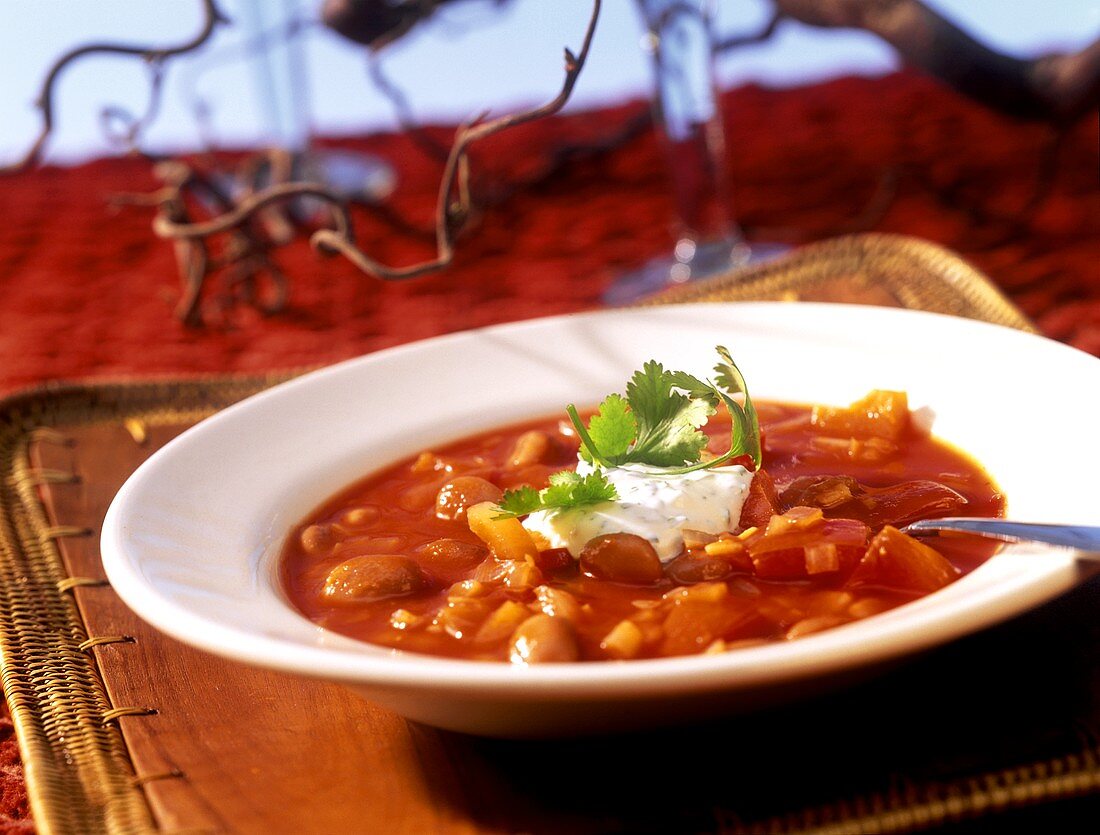 Rote Paprika-Bohnen-Suppe mit Koriandersahne