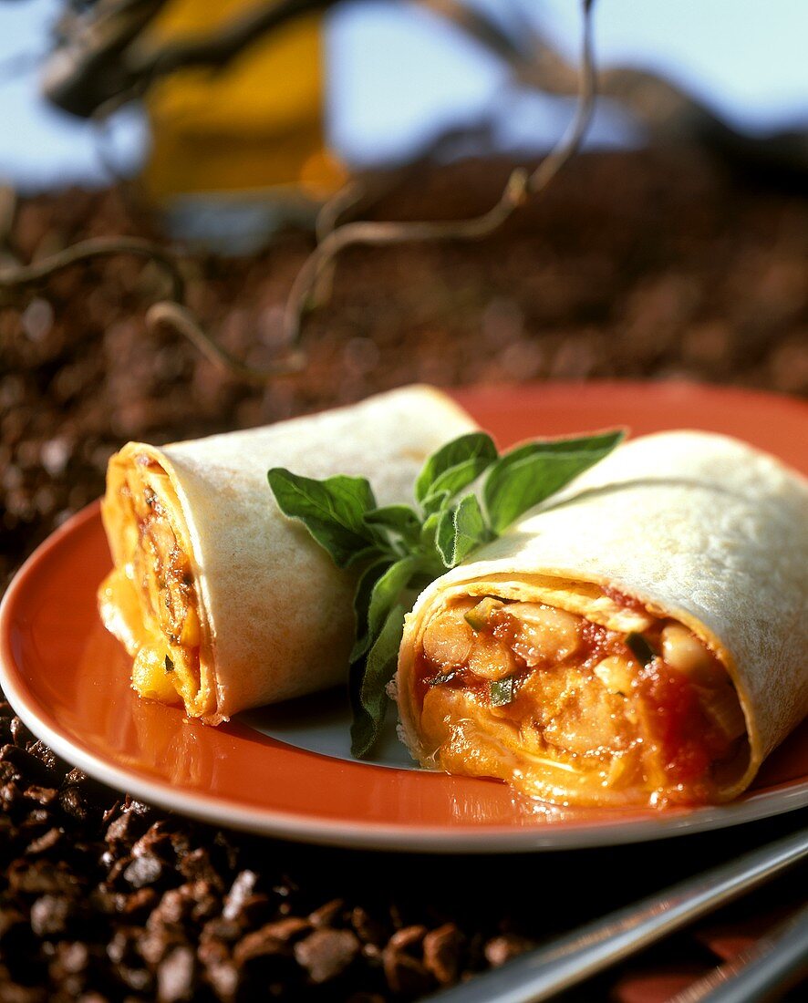 Gerollte Tortillas mit Rührei und Tomaten-Bohnen-Salsa