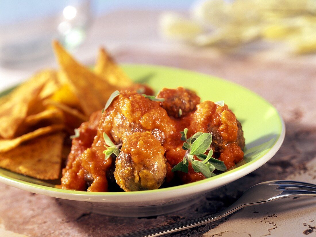 Hackbällchen mit Tomatensauce und Tortillachips