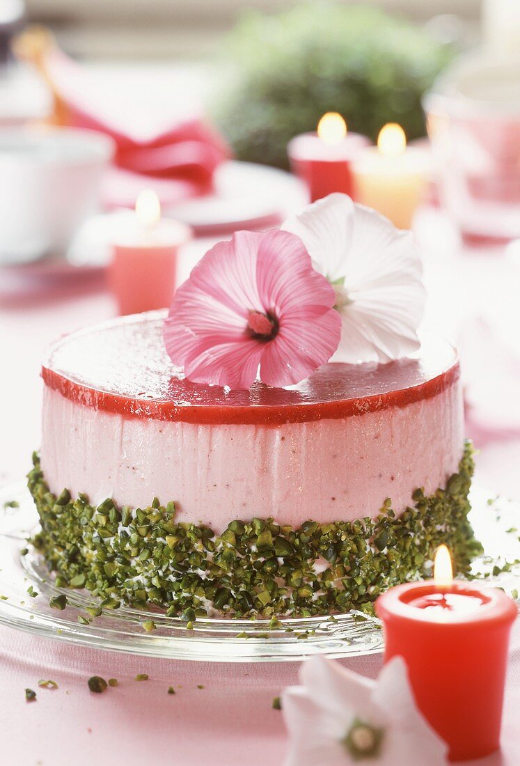 Erdbeer-Joghurt-Torte mit Pistazien und Blütendeko