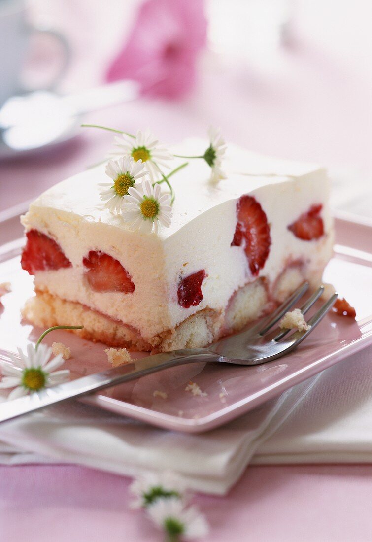 Strawberry tiramisu with daisies