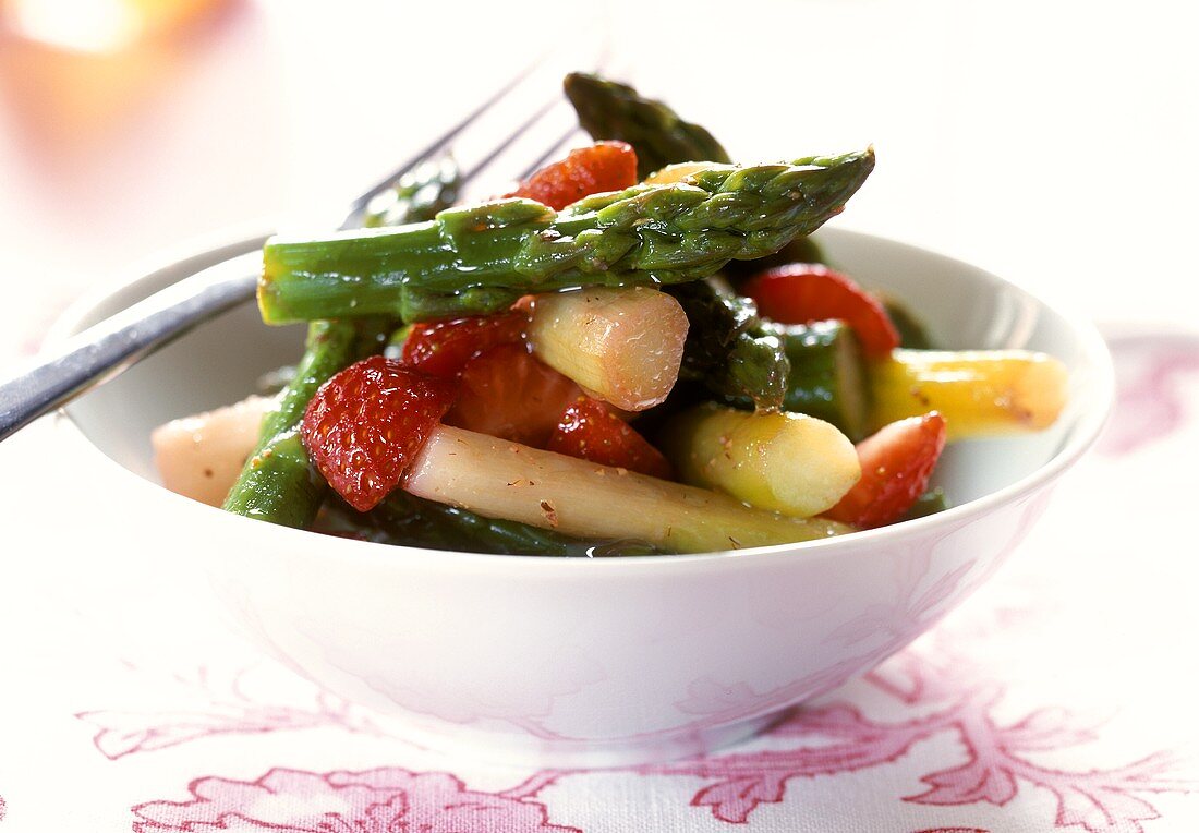 Asparagus salad with strawberries