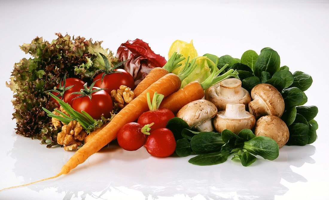 Gemüsestillleben mit Salat, Champignons und Walnusskernen