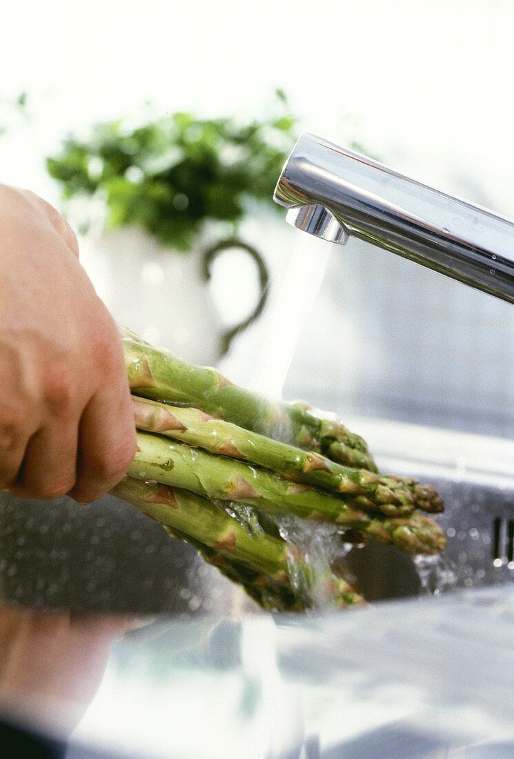Washing green asparagus