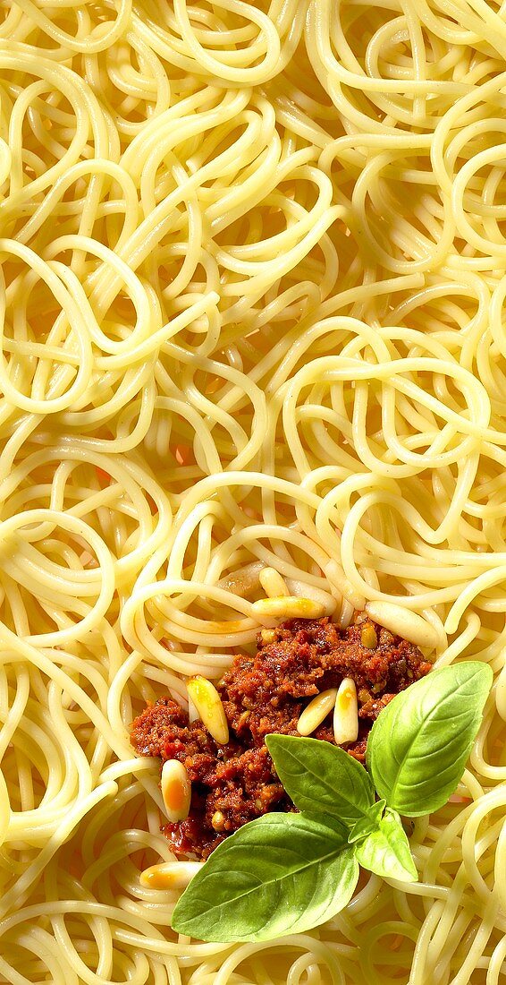 Pasta al pesto rosso (Spaghetti mit Tomatenpesto, Italien)