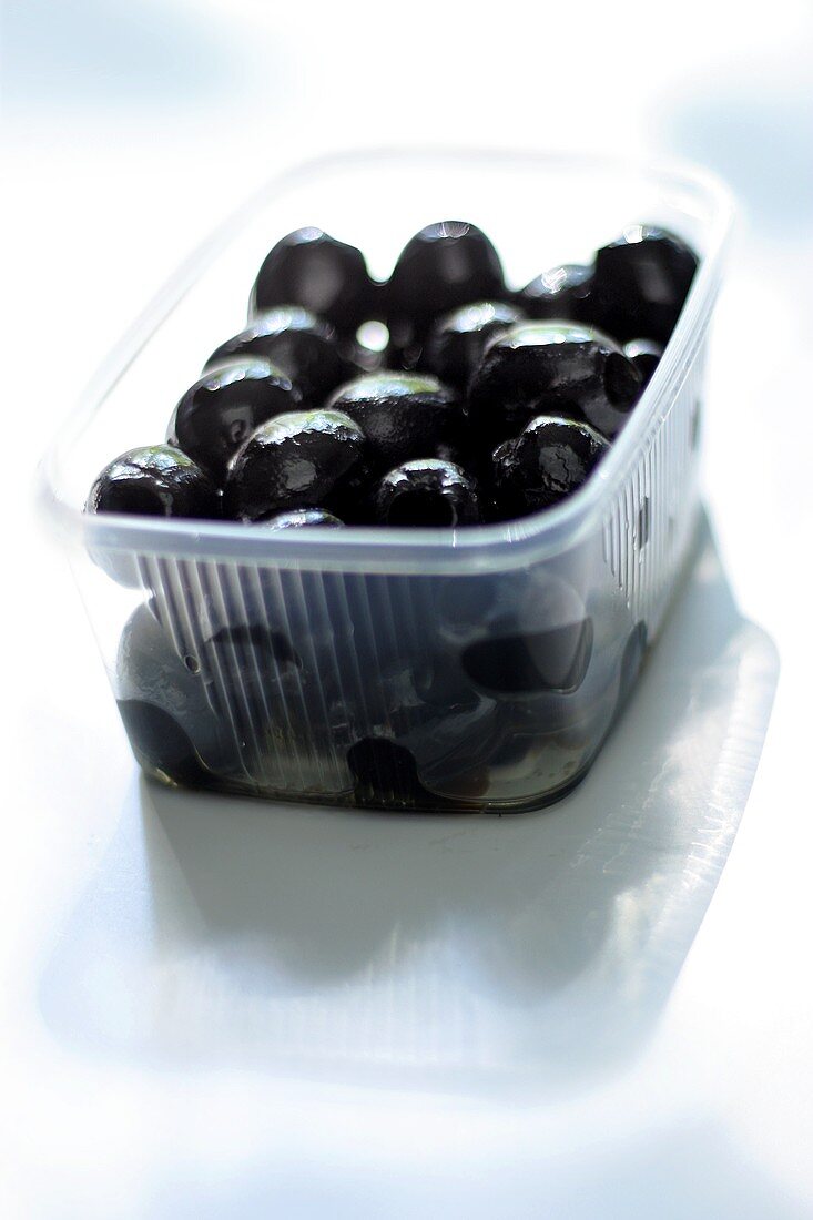 Schwarze Oliven in Plastikschale