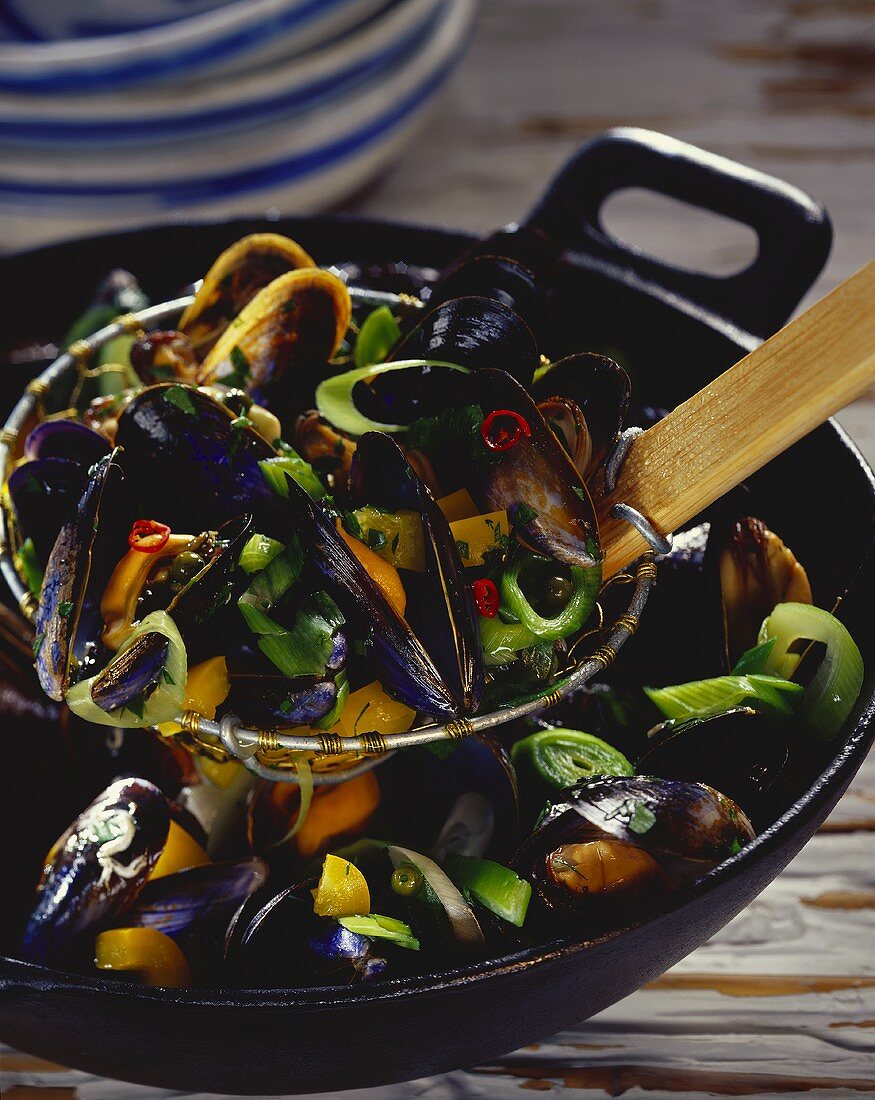 Mussels with green pepper in wok