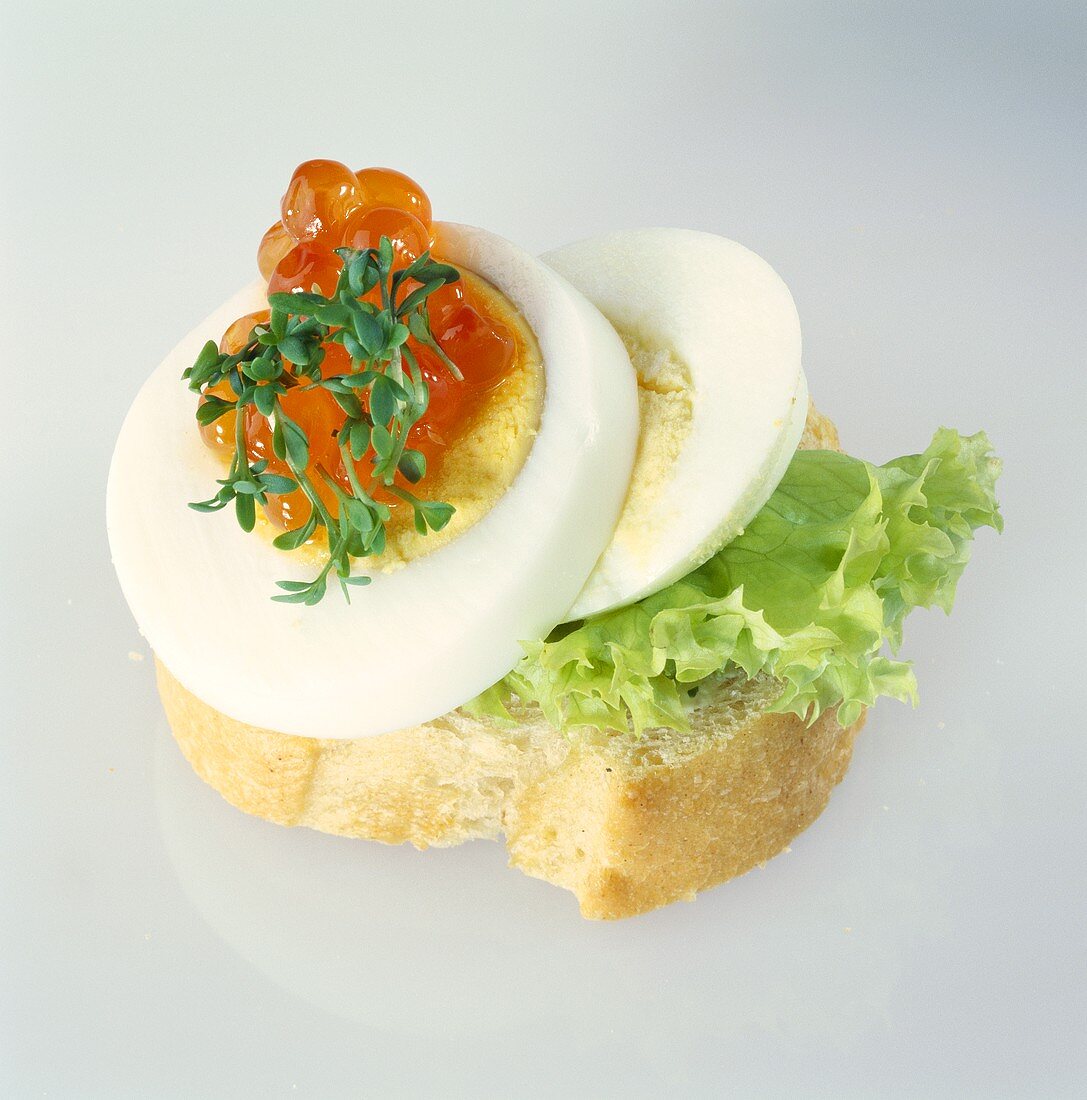 Canapé with egg, caviare and cress