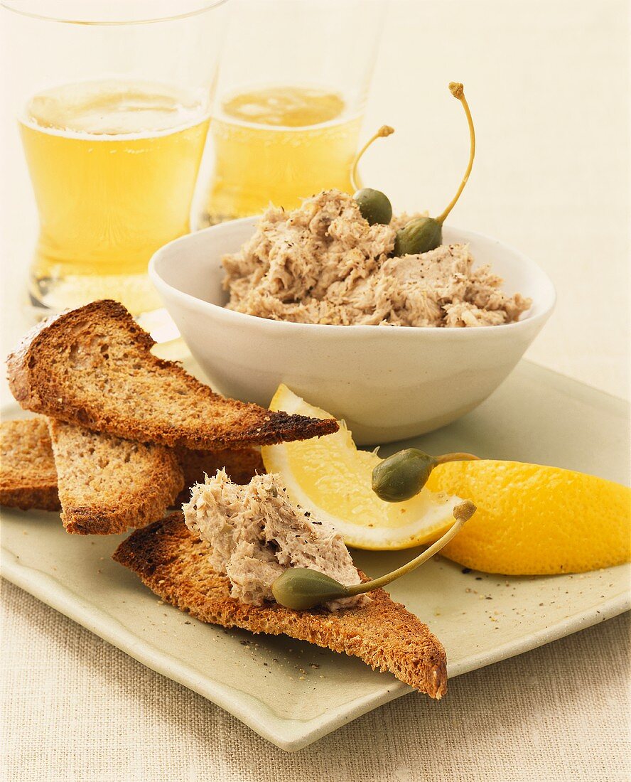 Sardinenaufstrich mit Kapern und getoastetem Brot