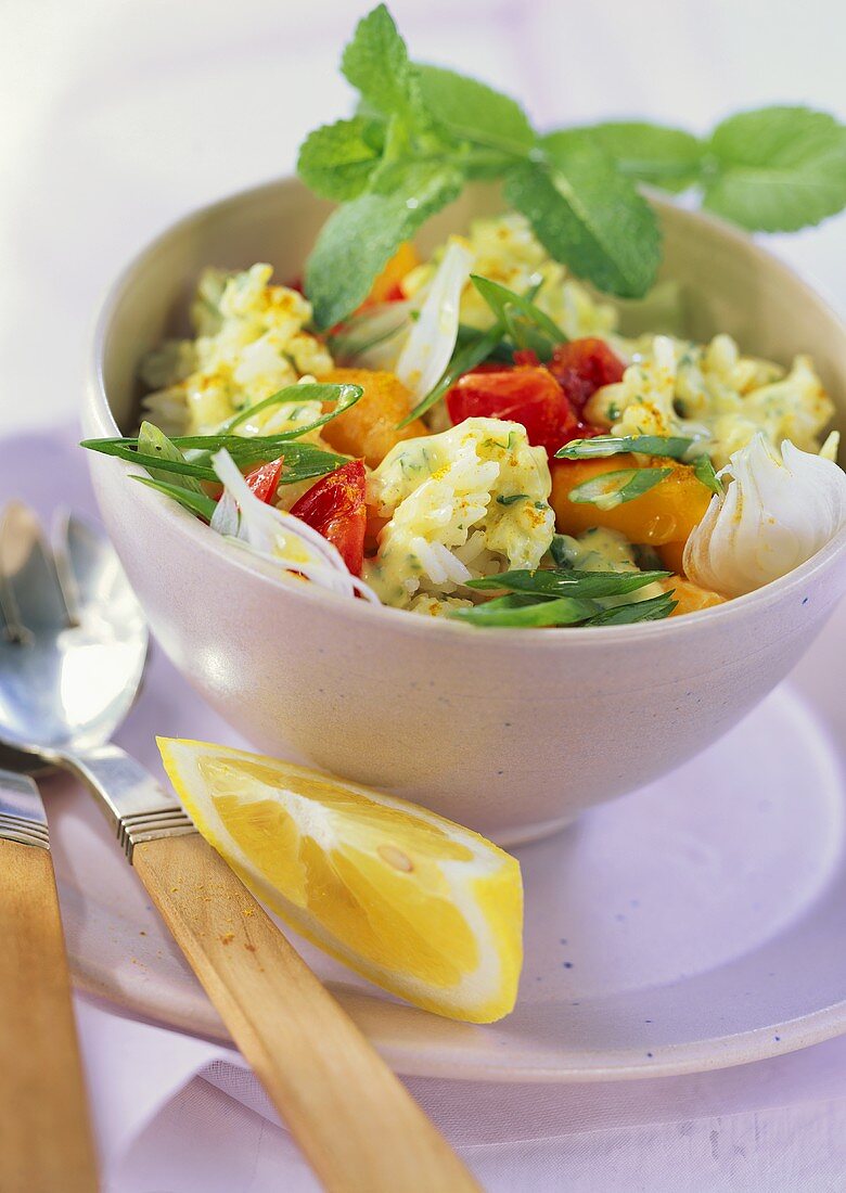 Reissalat mit Mango und Tomaten