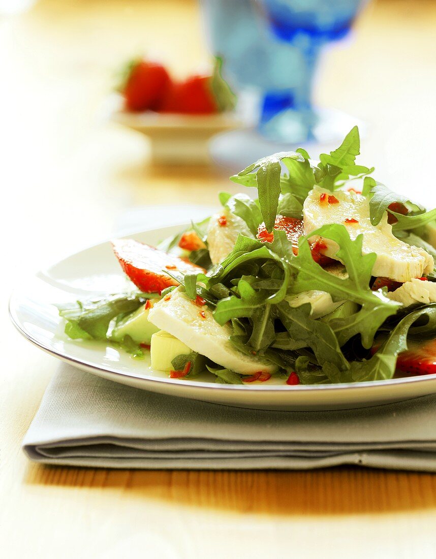 Hähnchensalat mit Erdbeeren und Rucola