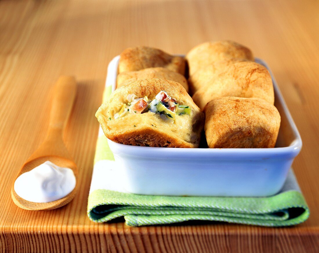 Potato rolls (Buchteln) with leeks, bacon and sour cream