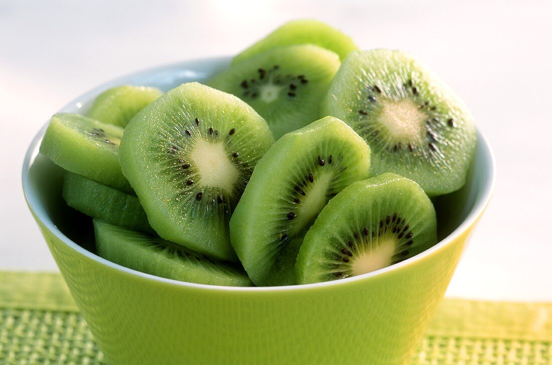 Slices of kiwi fruit in a bowl