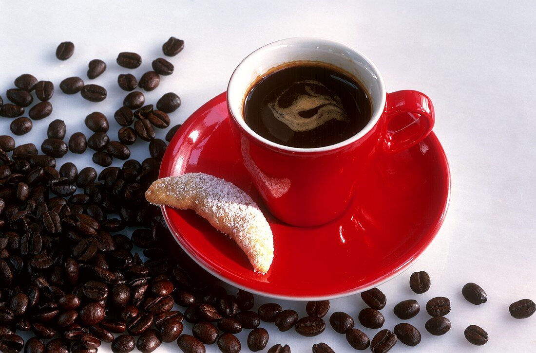 Espresso in roter Tasse; Kaffeebohnen