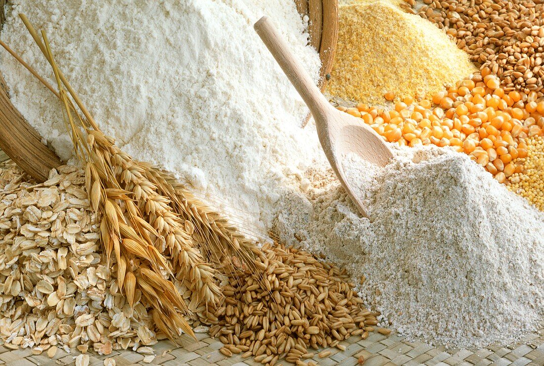 Verschiedene Getreidesorten, Mehl, Haferflocken und Ähren