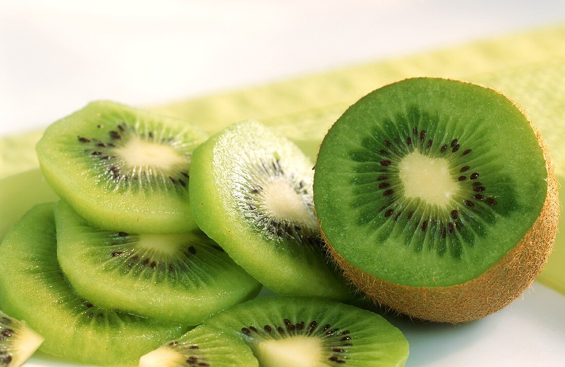 Kiwischeiben und halbe Kiwi