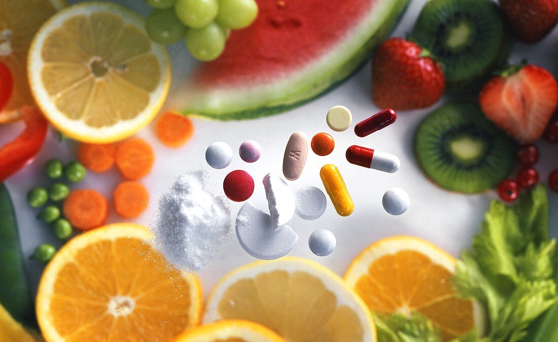 Vitamintabletten und Vitaminpulver, Obst und Gemüse