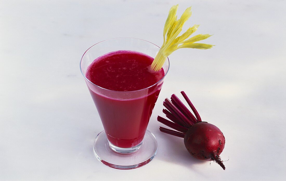 Rote-Bete-Saft mit Staudensellerie