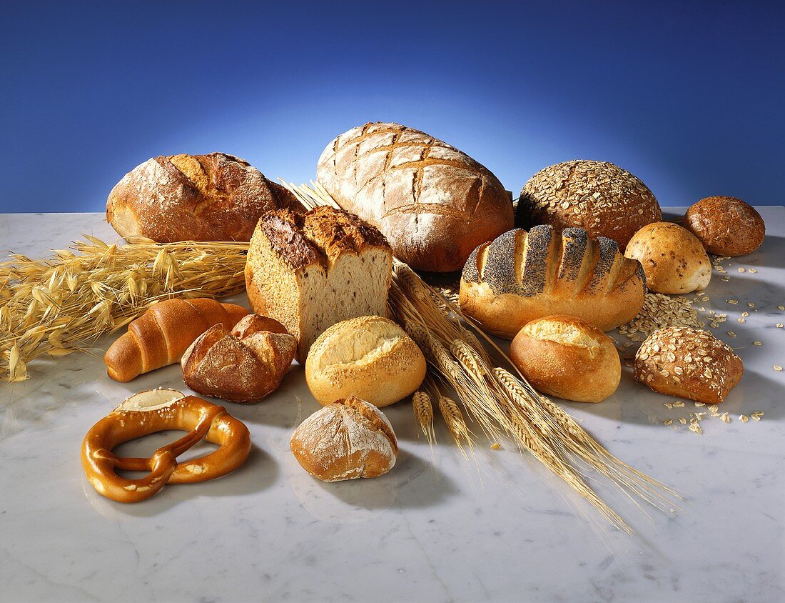 Verschiedene Brote und Brötchen; Getreideähren