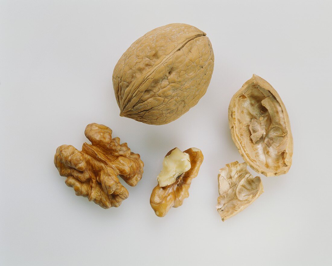 Walnuts, shelled and unshelled
