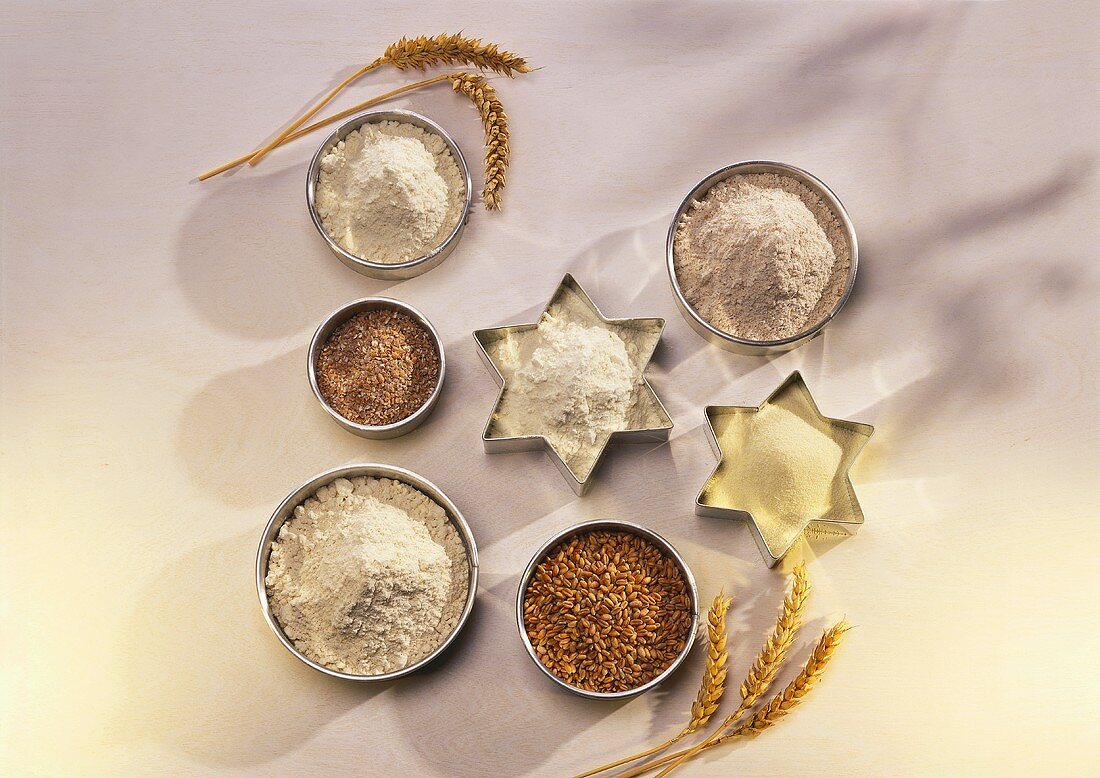 Various types of flour and cereals with cereal ears