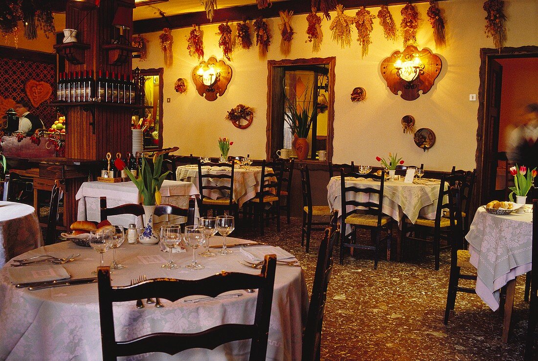 Innenraum eines rustikalen Restaurants (Venetien; Italien)