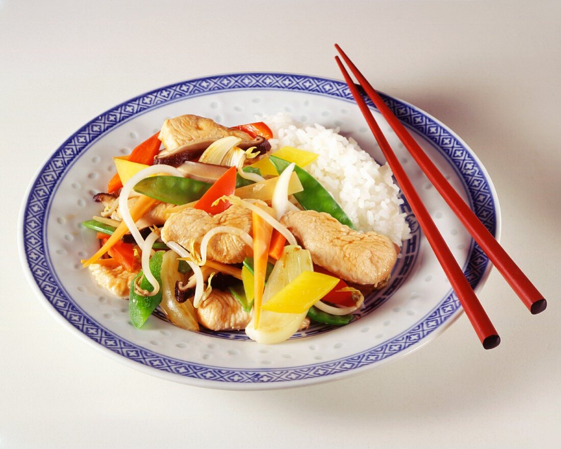 Putenfleisch mit Gemüse und Reis aus dem Wok