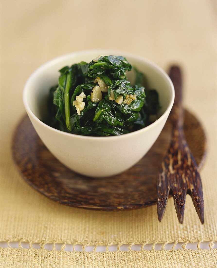 Spinach with garlic, cooked in wok