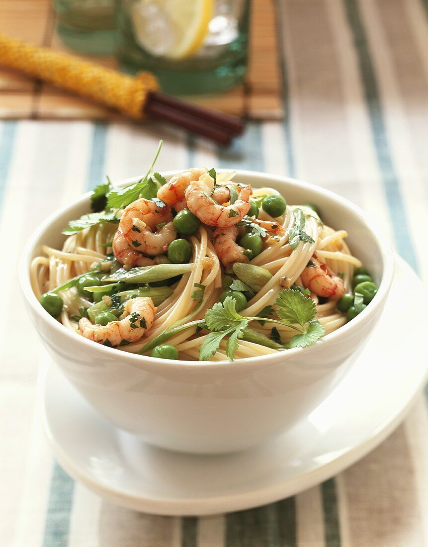 Gingered spaghetti with shrimps and peas