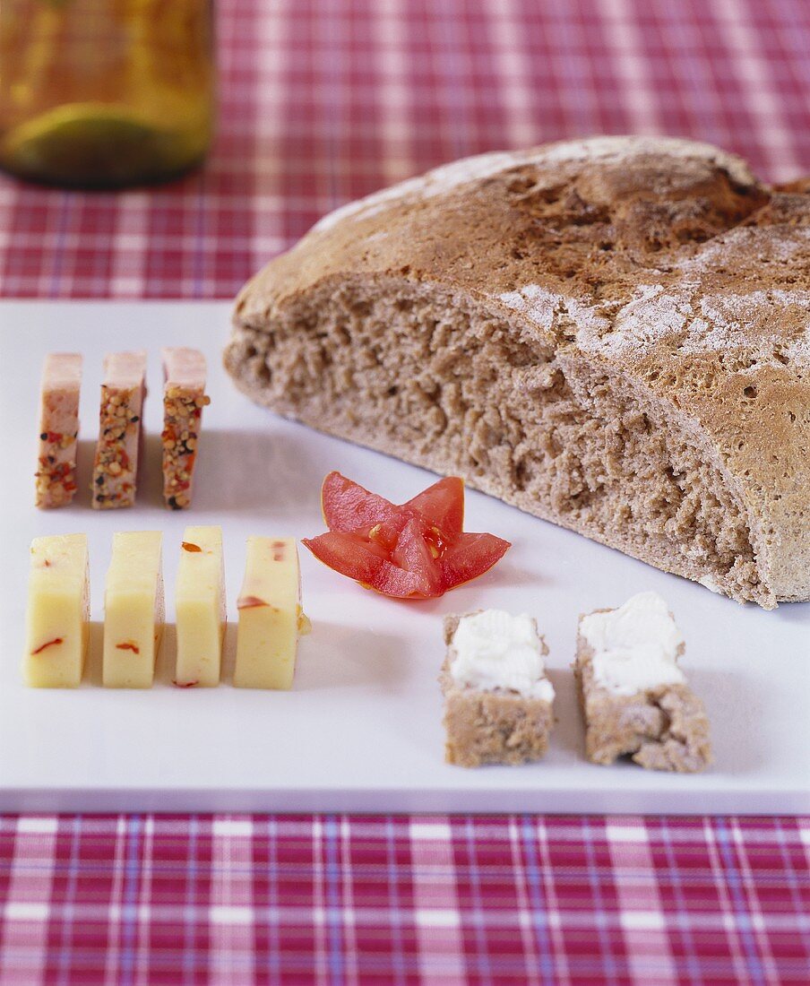 Brot mit Käse- und Schinkenhäppchen