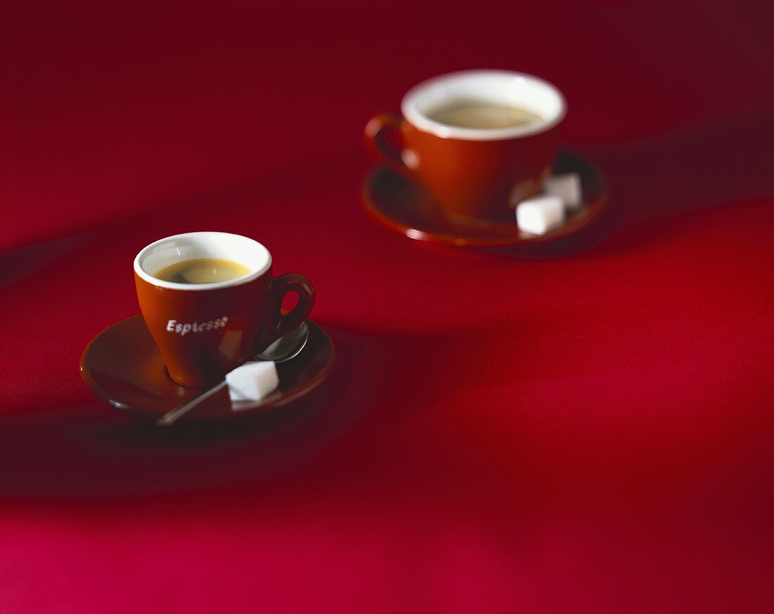 Zwei Tassen Espresso mit Zuckerwürfeln
