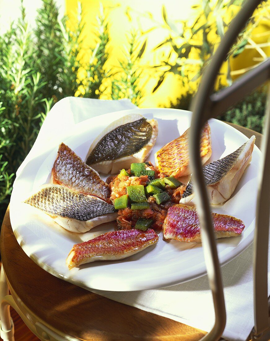 Mittelmeerfisch mit Tomaten-Oregano-Gemüse