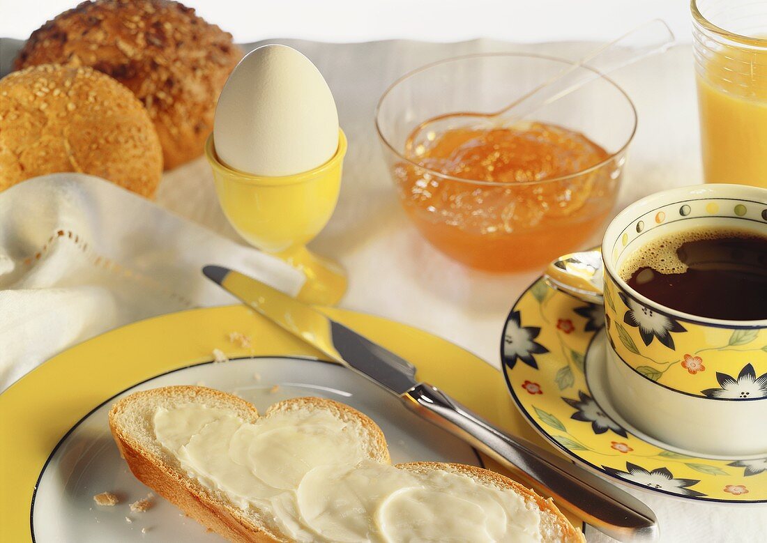 Frühstück mit Kaffee, Ei, Marmelade, Orangensaft
