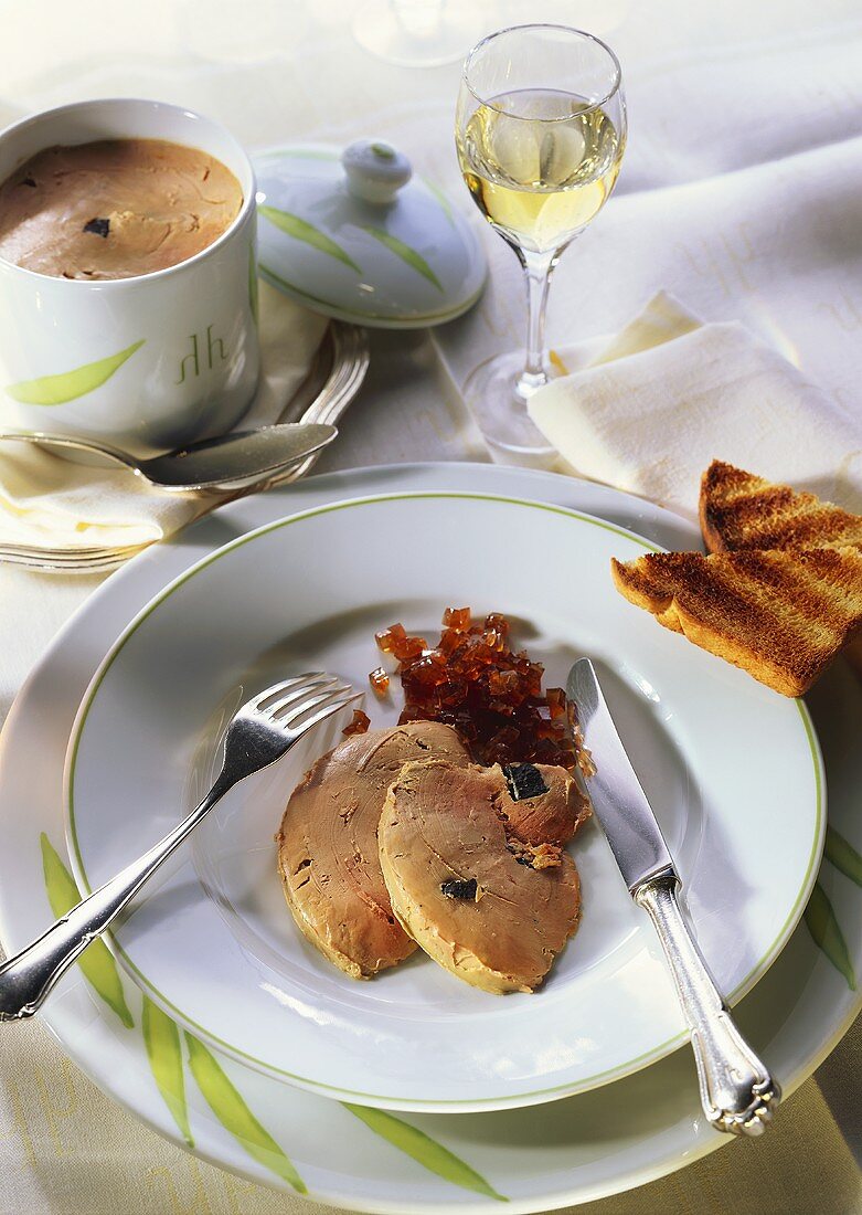 Getrüffelte Gänseleberterrine mit Toast und Weißwein