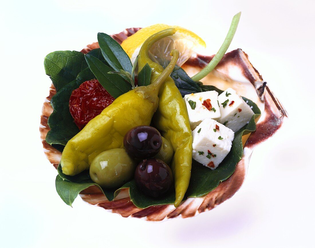 Antipasti in Jakobsmuschelschale (Peperoni, Oliven, Feta)
