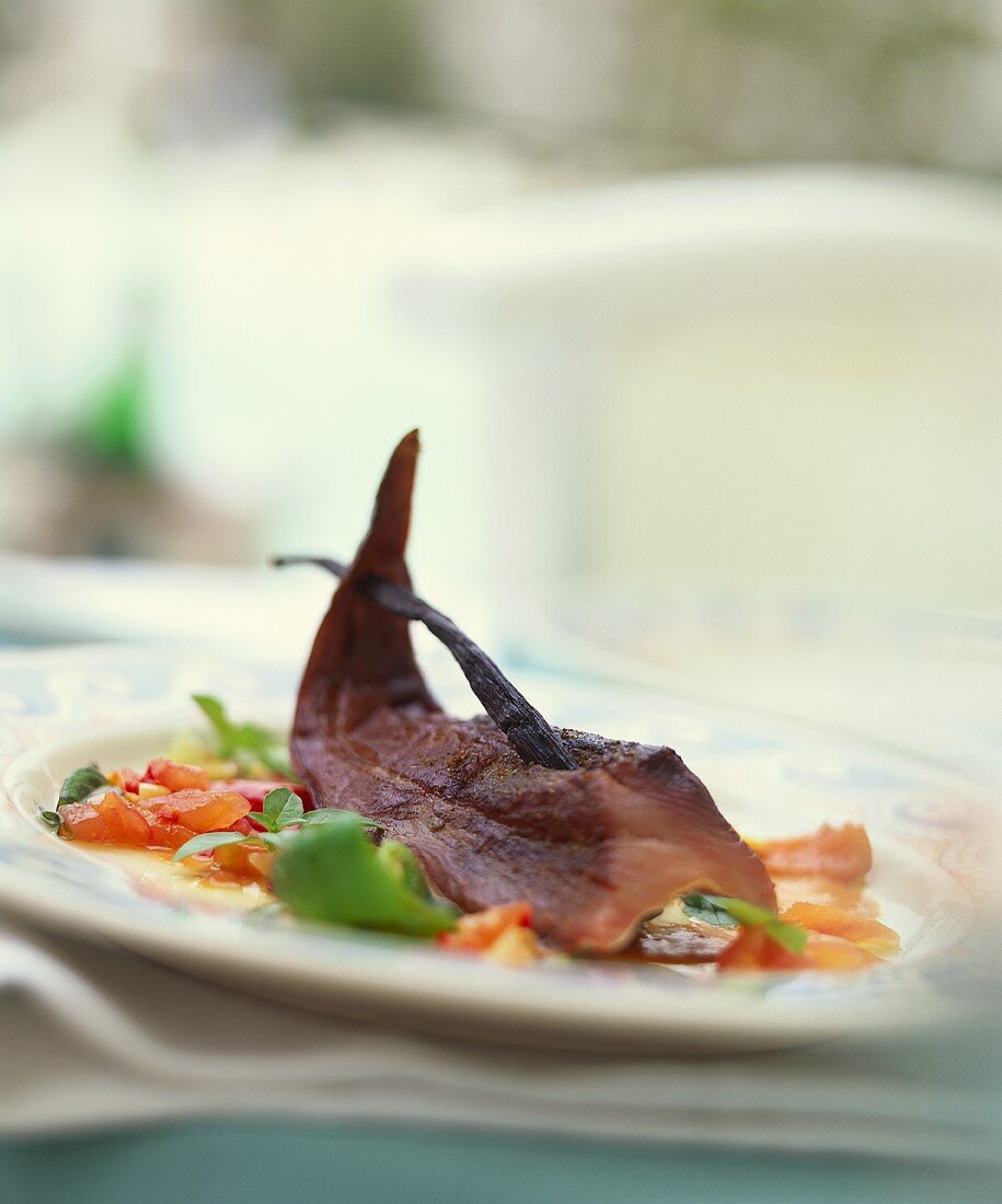 Geräucherter Thunfisch mit Vanille auf Tomatensalat
