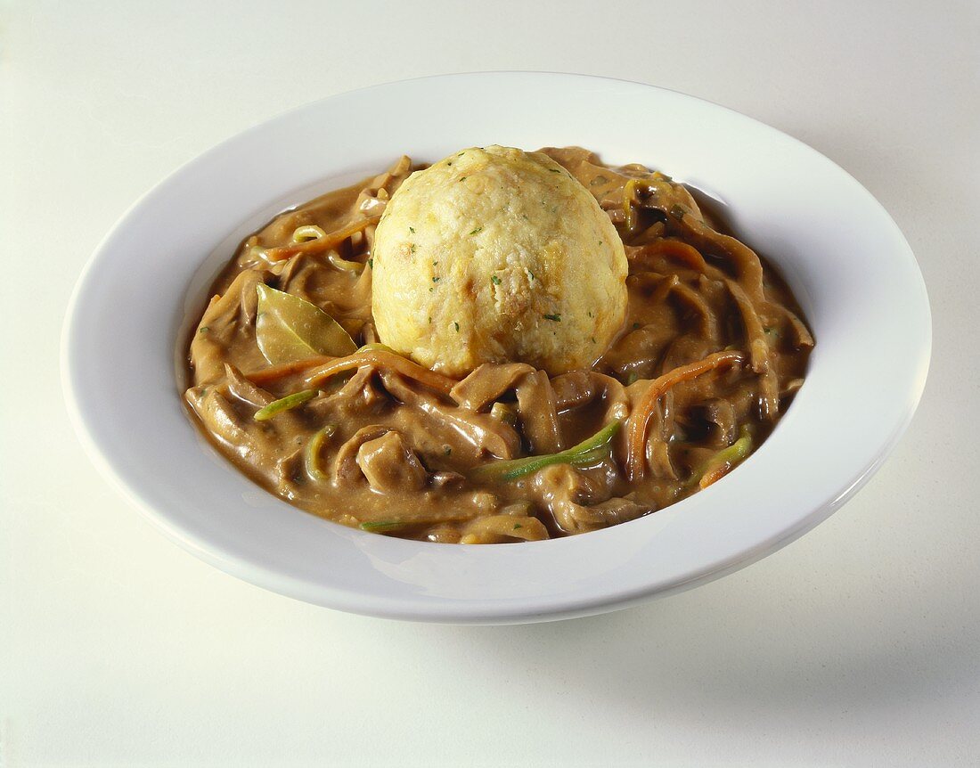 Beuschel (Kalbslungenragout) mit Semmelknödel