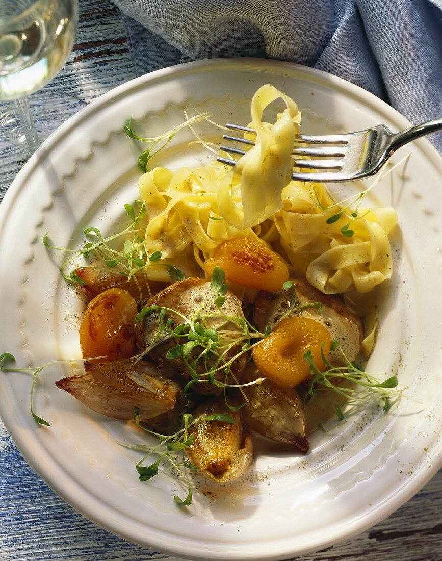 Schweinefilet mit Aprikosen, Bandnudeln und Kresse