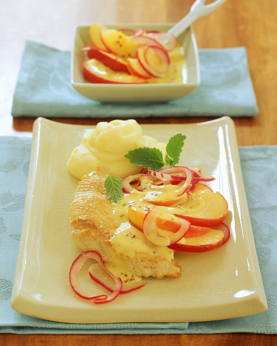 Putenschnitzel mit Apfel-Zwiebel-Sauce und Kartoffelpüree