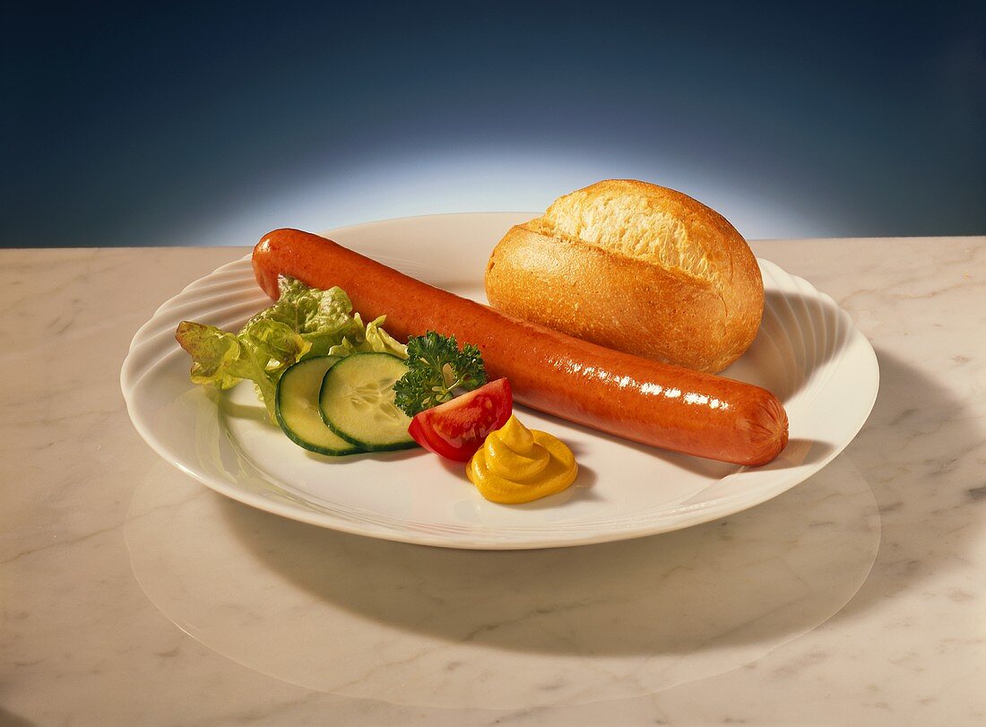 Bockwurst mit Brötchen und Senf